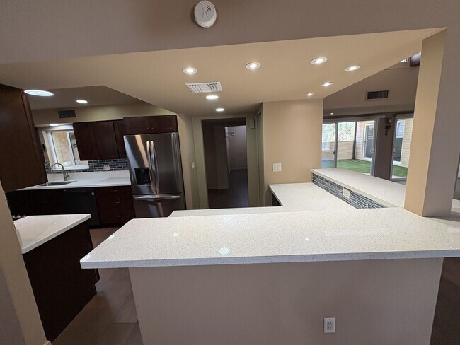 Building Photo - Highly sought community of Colonia Verde