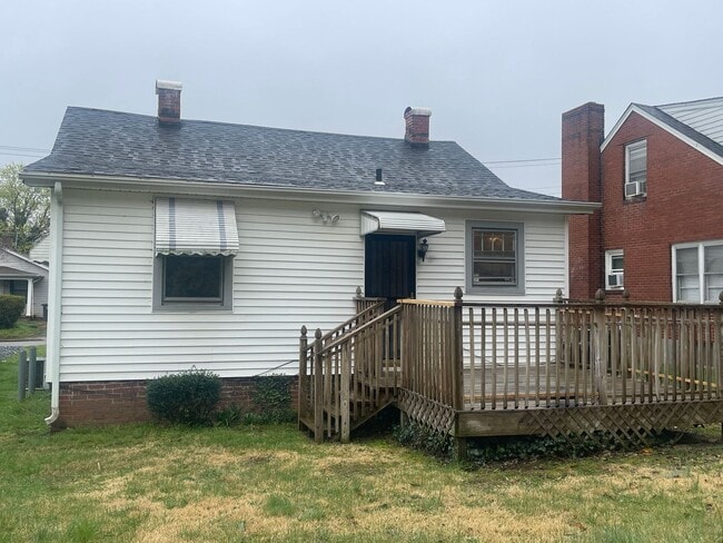 Building Photo - One Bedroom House for rent close to Rivermont shops and Randolph College.