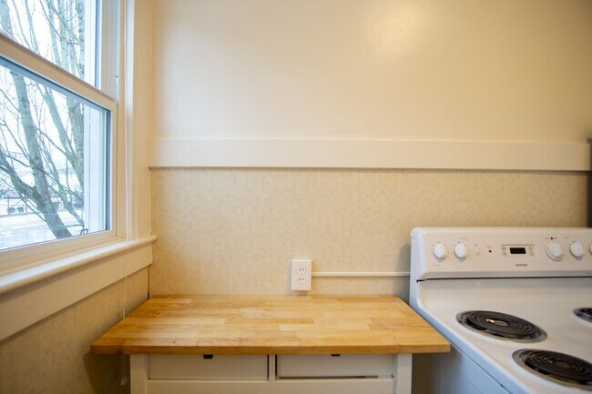 Building Photo - Gorgeous 2-Bedroom Corner Flat in 1911 Fou...