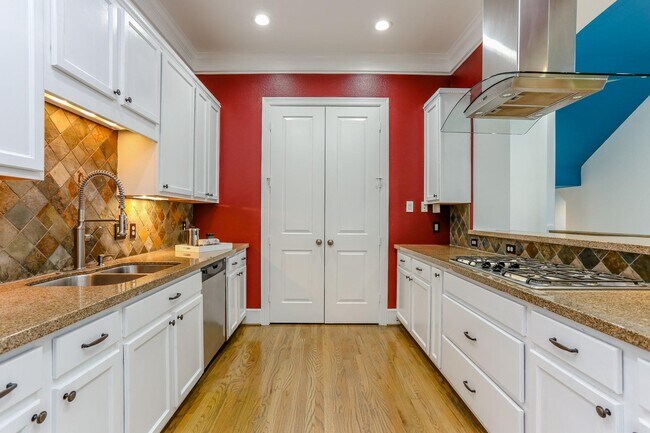 Building Photo - 306 Enid St