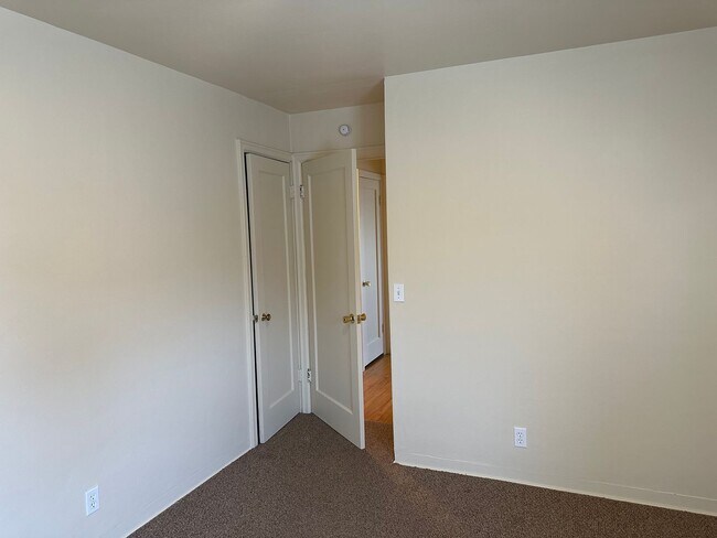 Building Photo - Large 4 bedroom 2 bath house in a great ne...