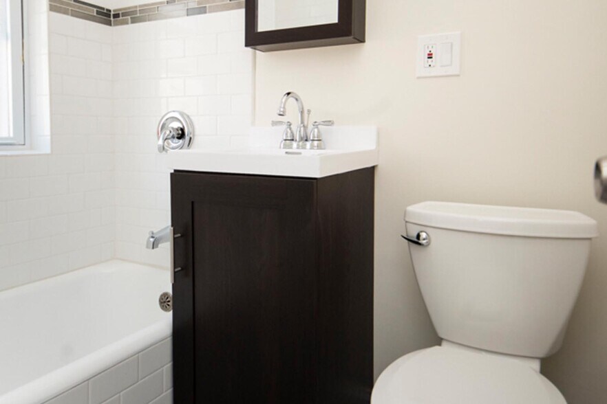 Building Photo - 2133 N Dayton St