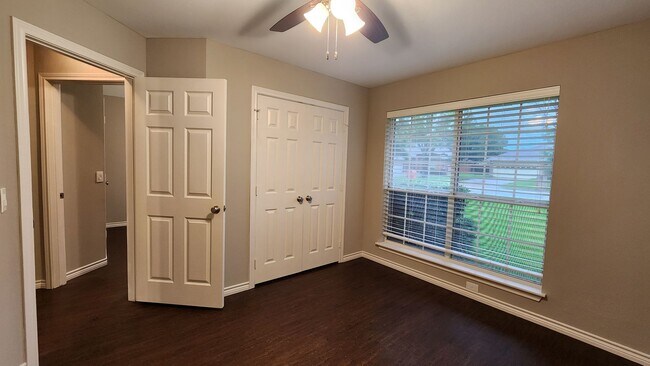 Building Photo - 3817 Yellowstone Pl