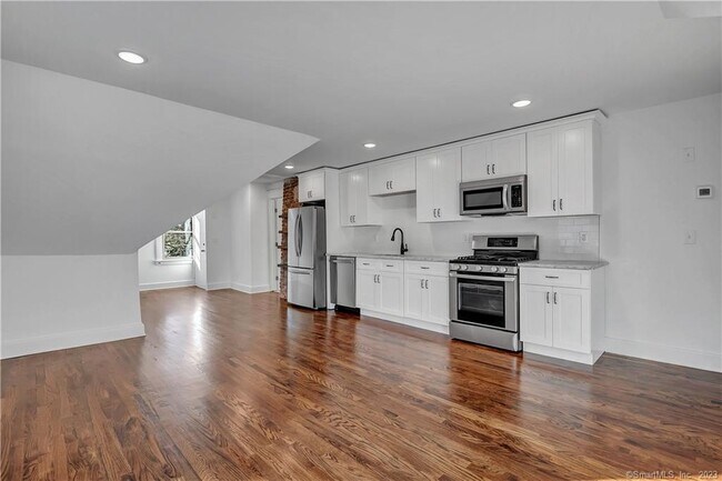 Building Photo - 928 Elm St