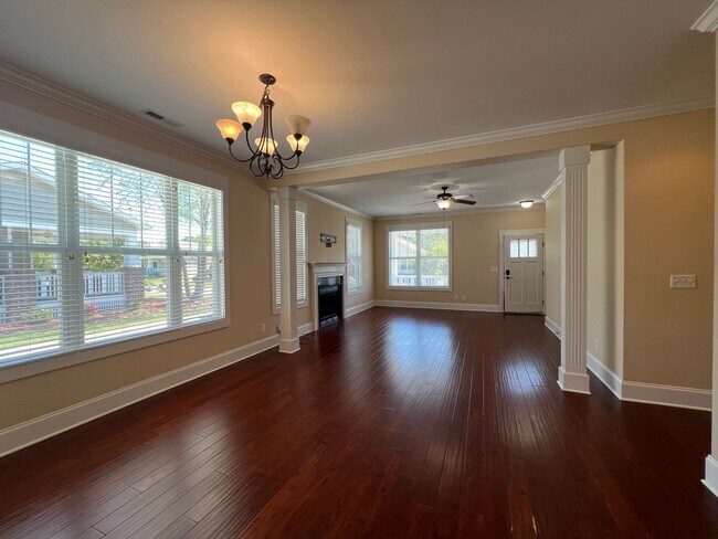 Building Photo - Absolutely Adorable!