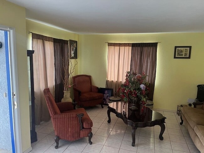 Building Photo - Enchanting Delano property just minutes fr...