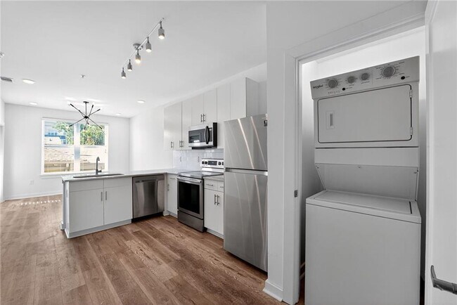 Building Photo - 525 Parkway Dr NE