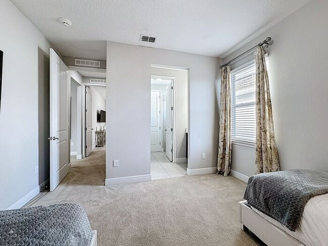 Building Photo - 8 Bedrooms 7 baths on a resort community