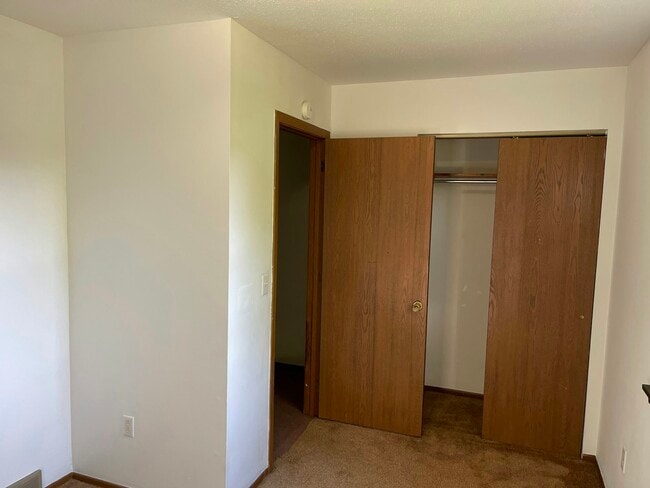 Building Photo - 4165 W Ridge Rd