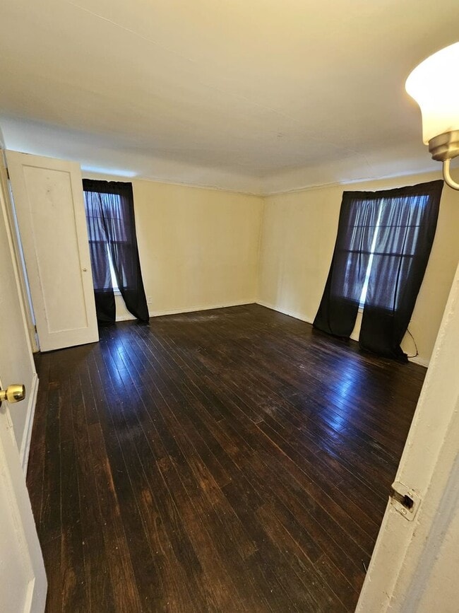 Building Photo - Charming Duplex with Private Entrance