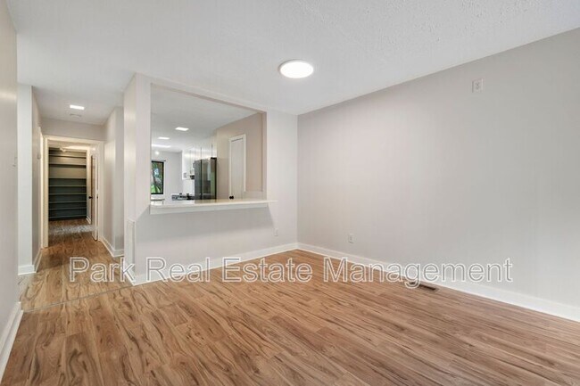 Building Photo - 60 Fernwood Ln