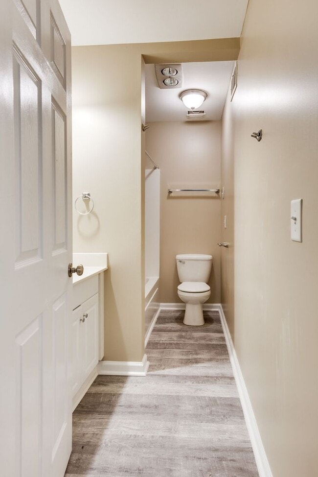 Building Photo - Awesome 2BE/BA townhouse in Bellevue!