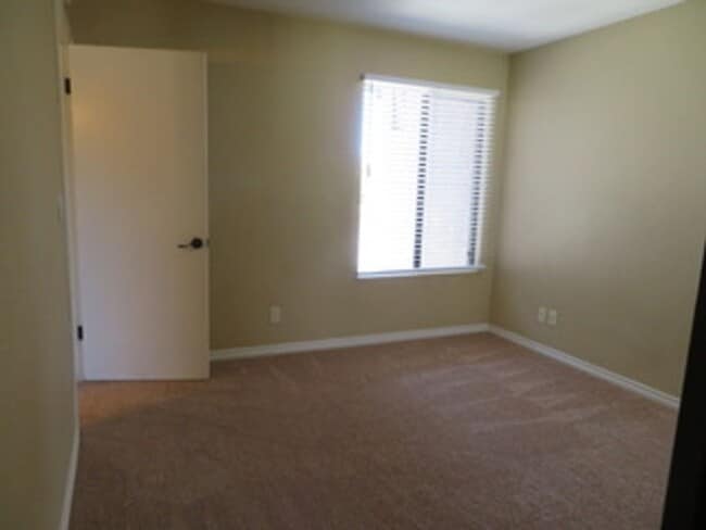 Building Photo - Hancock Park Village 3-Bedroom Condo