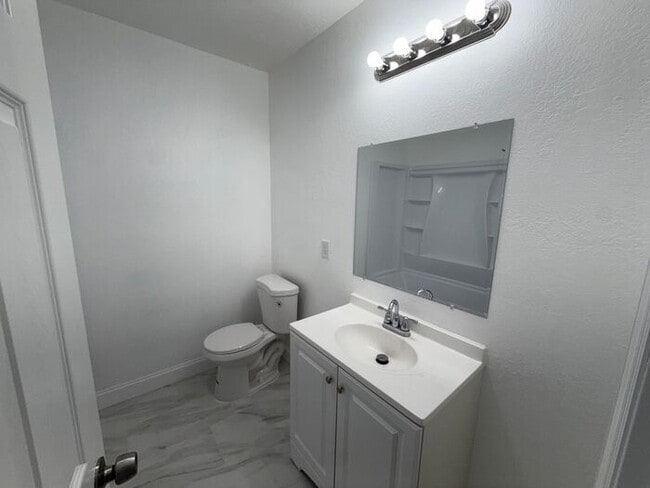Building Photo - Groveland Home on large lot