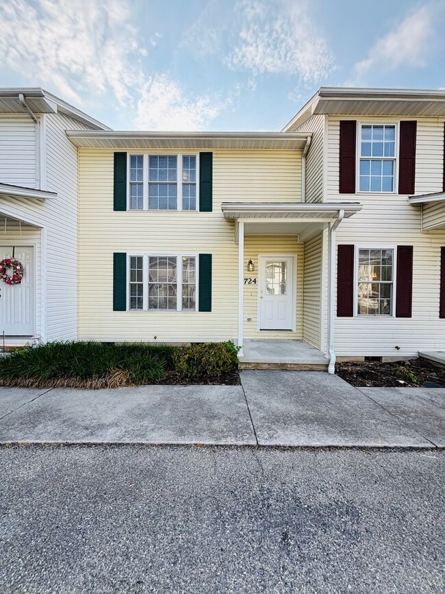 Building Photo - 2 Bedroom, 2.5 Bath Townhouse