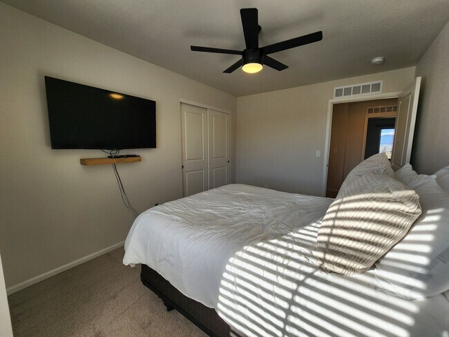 Building Photo - Beautiful, Modern 3 Bed 3 Bath Home in Ban...