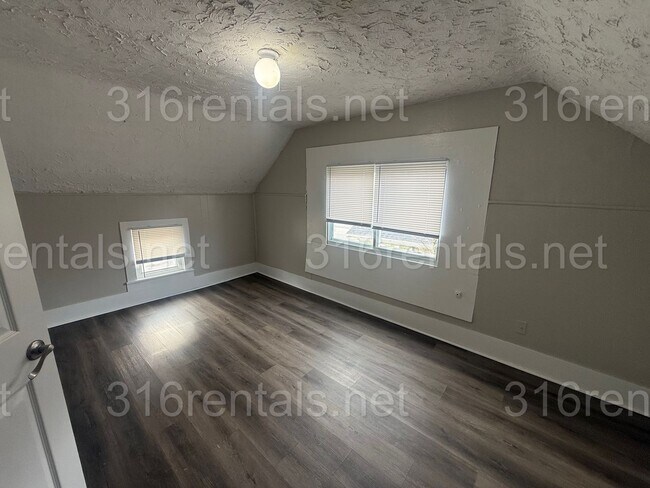 Building Photo - $945- 3 bed 1 bath home - Single Family Home