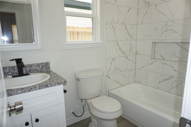 Building Photo - 9980 Calendar St