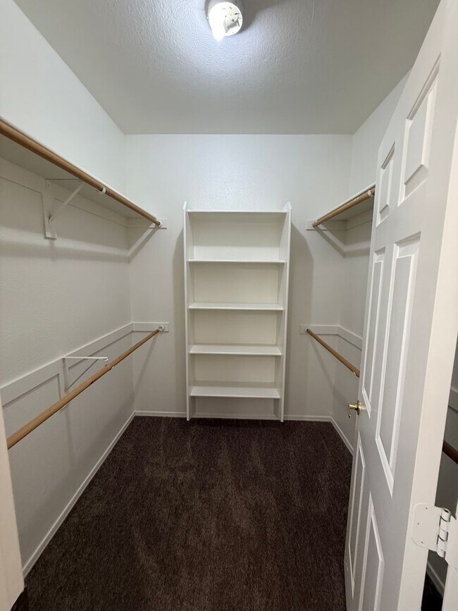 Building Photo - 3 Bedroom Townhouse with Garage, Gated Com...