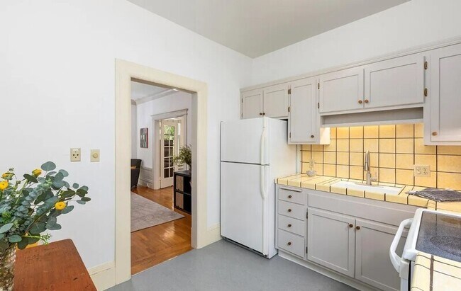 Building Photo - 206 Steiner St