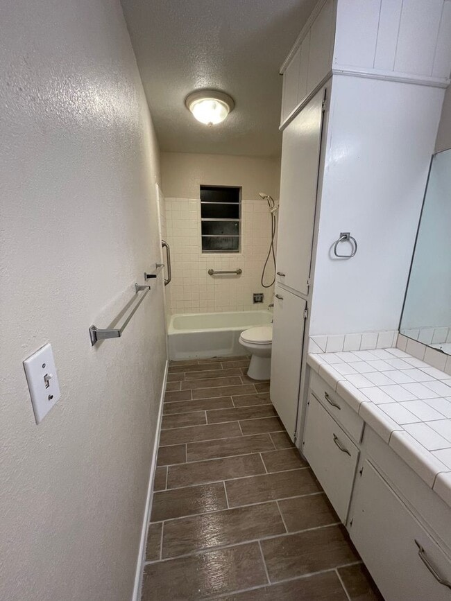 Building Photo - Spacious 2 bedroom with applicances