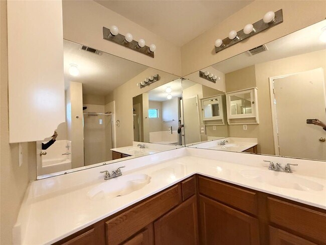 Building Photo - 2011 Lantana Dr