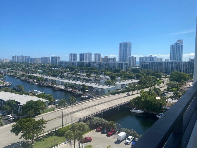 Building Photo - 2500 Parkview Dr