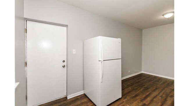 Building Photo - 2400 N Kilbourn Ave