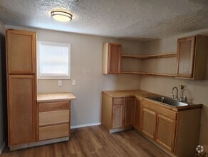 Building Photo - COMING SOON- Newly remodeled - Cute and Co...