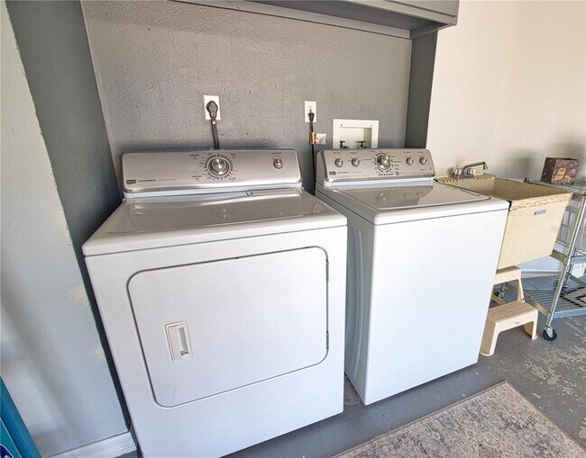Building Photo - 556 Baffin Dr