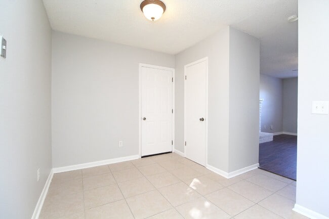 Building Photo - 3BR/2BA with Garage & Fenced Yard – Availa...