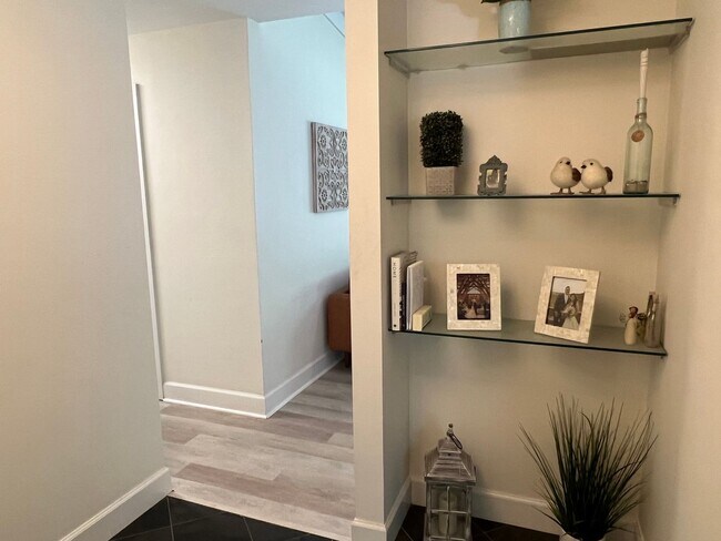 Building Photo - Updated Old Woodlands Plantation Home with Fenced Yard