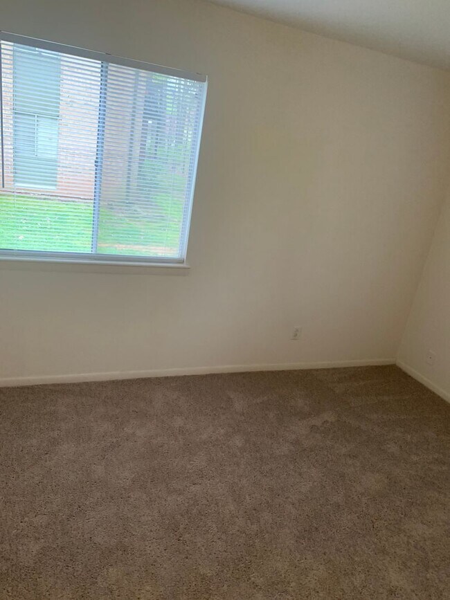 Building Photo - 1 Bedroom 1Bath Condo Available with Water