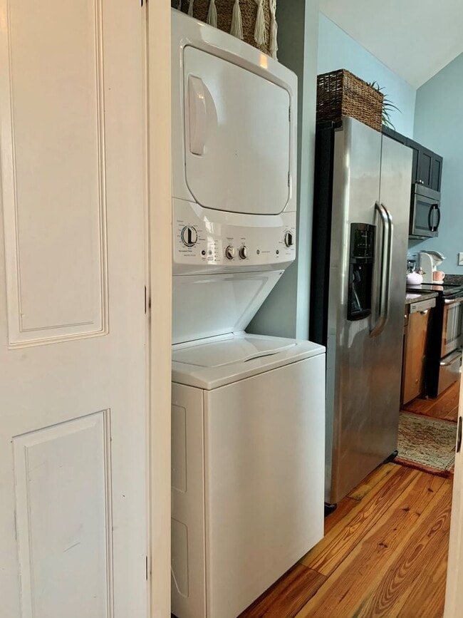 Building Photo - 109C