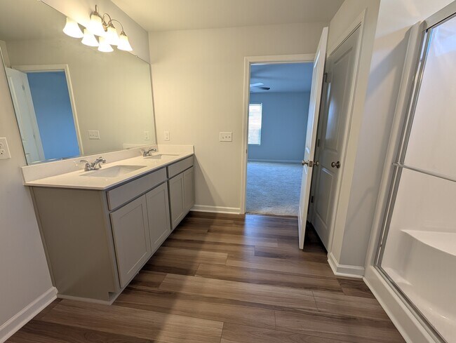 Building Photo - 2298 Beechwood Vw Dr