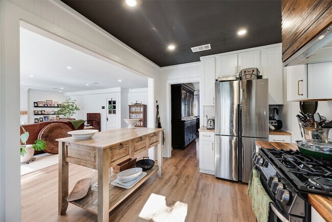 Building Photo - 2216 W Lotus Ave