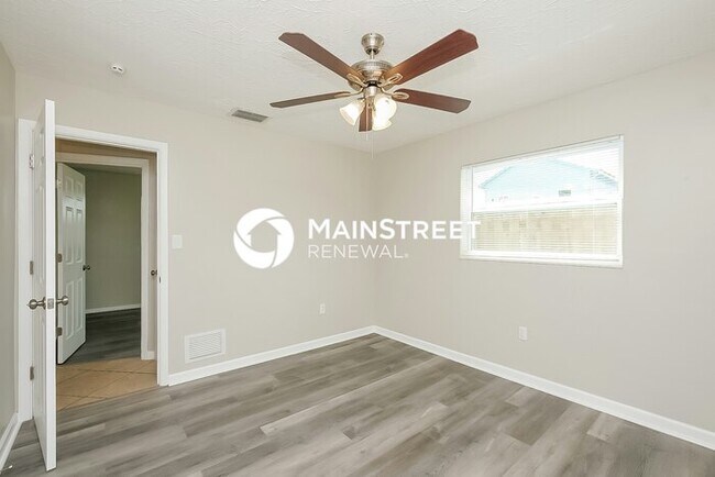 Building Photo - 3 Bedroom Pet-Friendly Home in SARASOTA, FL with Main Street Renewal