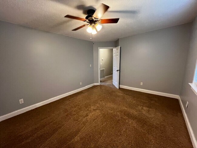 Building Photo - Beautiful 4 bedroom 2.5 bath home with lawncare, internet and security system included in rent