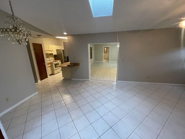 Building Photo - 356 Pipit St NE