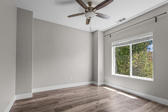 Building Photo - 5965 Hilltop Dr
