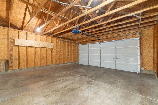 Building Photo - Beautifully Updated Single Family in a Private Community