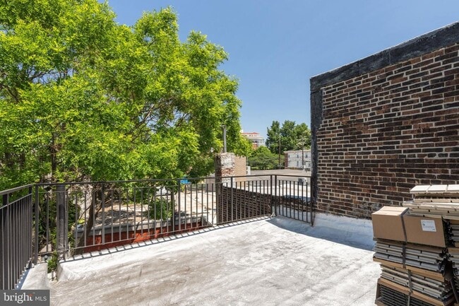 Building Photo - 7 E Oxford St