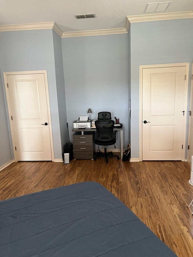 Building Photo - 2 Bed 2.5 Bath