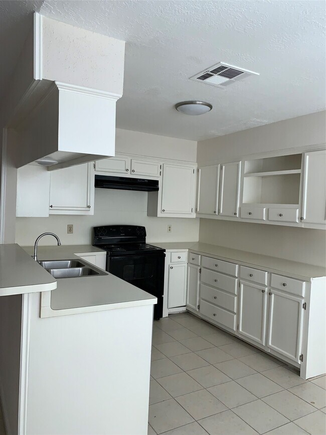 Building Photo - 12418 South Dr