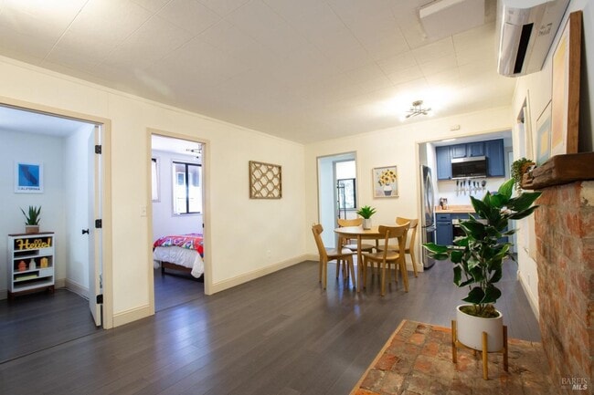 Building Photo - 654 Square Foot remodeled 2 bedroom, 1 bat...