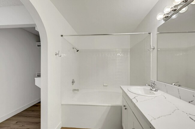Building Photo - Remodeled 2 bedroom condo