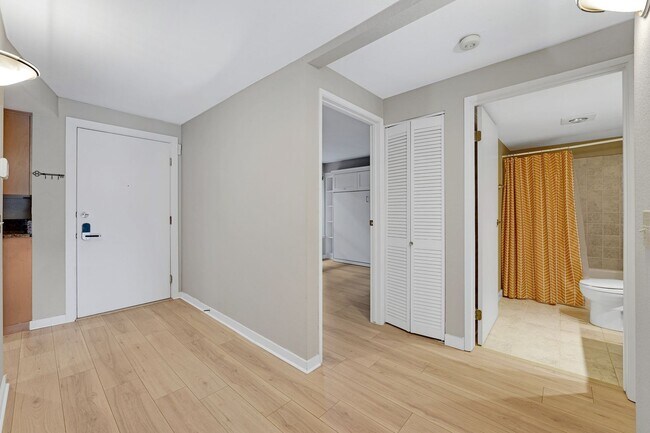 Building Photo - 410 W Roy St