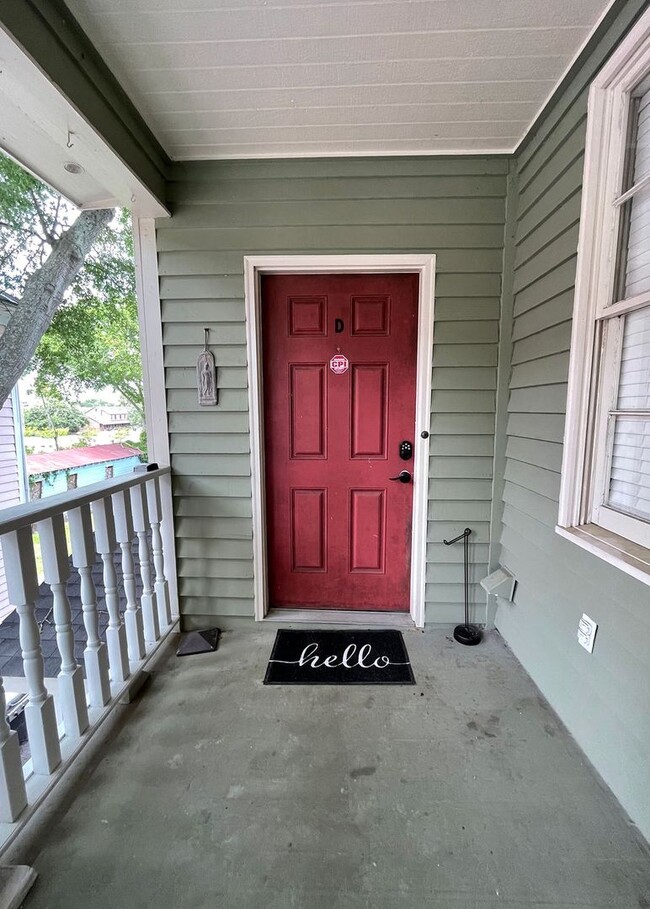 Building Photo - Available 8/1. Gorgeous 2 BR/1 BA Unit in ...