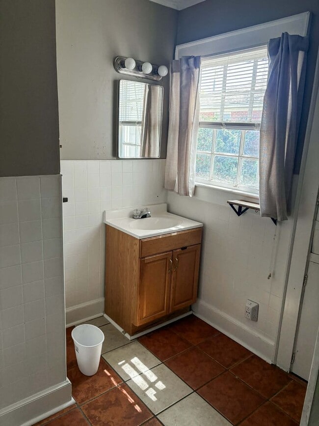 Building Photo - Charming 2-bedroom, 1-bath home