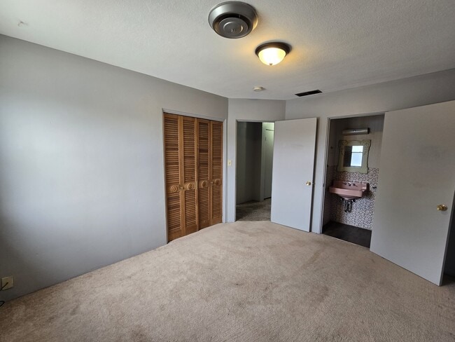 Building Photo - 4521 Rushmore Dr NE